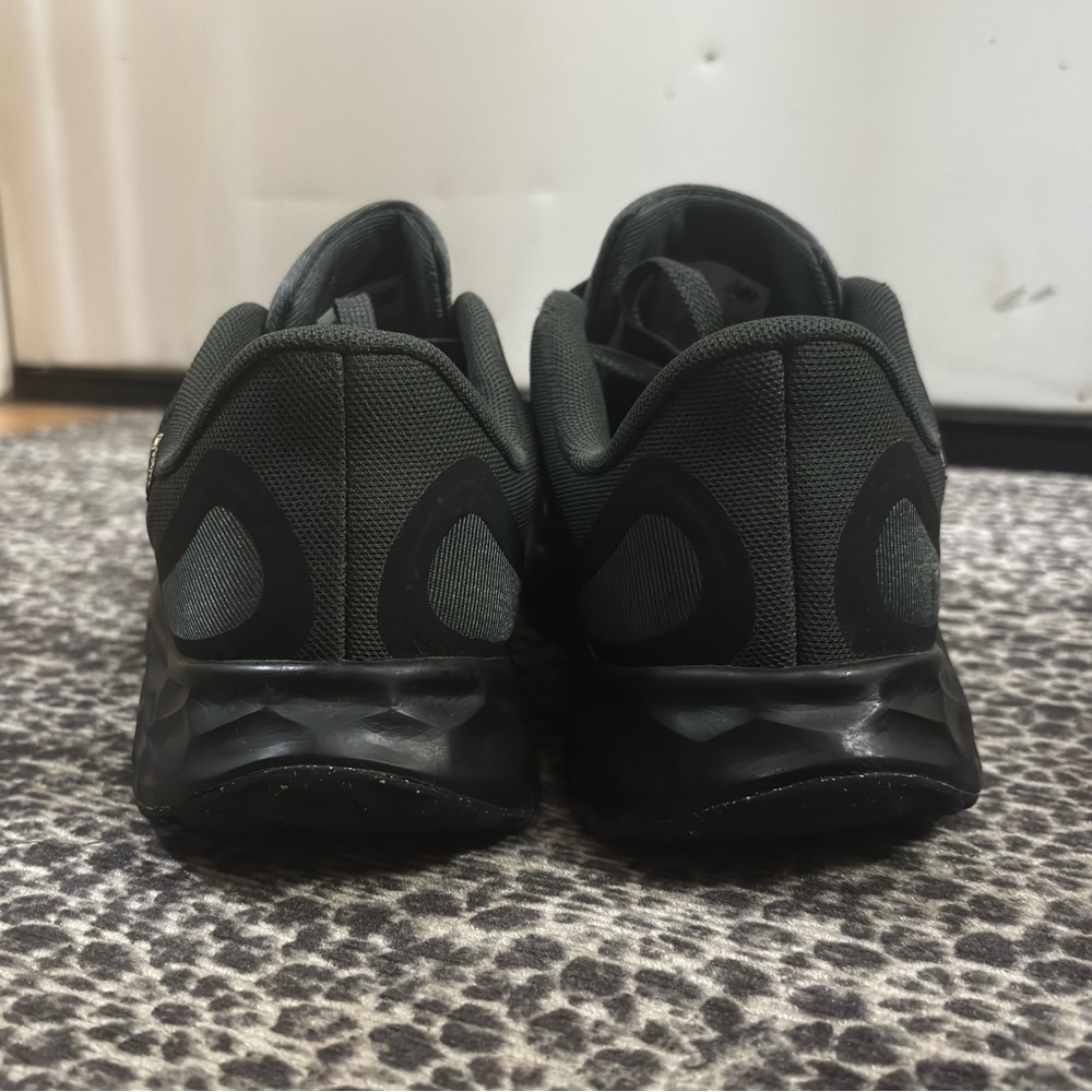 New Balance Black Athletic Running Shoes - Women’s 8.5 - Picture 9 of 15